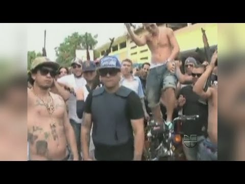 Reggaeton singers revealed the reality of a prison with armed inmates in Colombia.