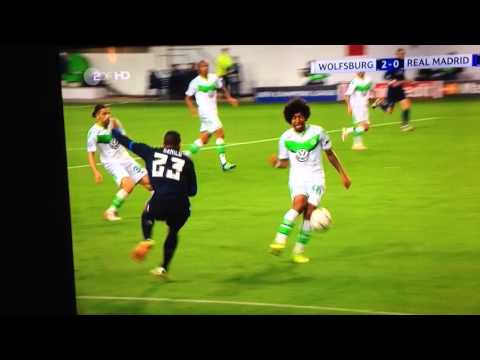 Dante bekommt Ball in die Eier SlowMo | NUTSHOT | Wolfsburg - Real Madrid 2:0 Champions League