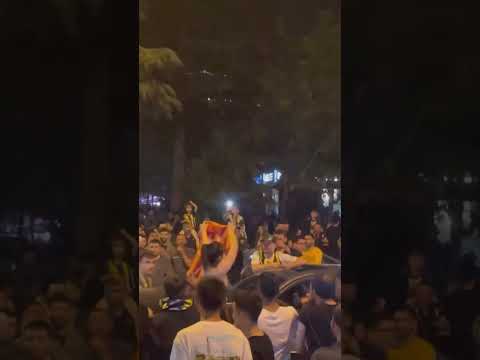 Fenerbahçe taraftarı kendisini kızdırmak isteyen Galatasaray taraftarının formasını aldı😂