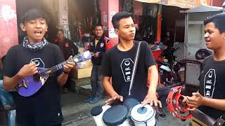 Download lagu Pengamen ini kembali dengan suara merdu nya mp3