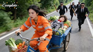 Chica pobre salva a niño perseguido por bandidos,sin saber q es hijo del CEO y ¡ahora es consentida!