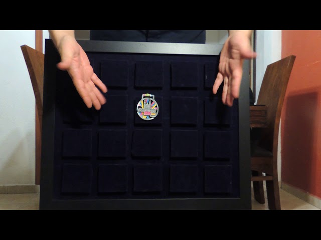Vídeo relacionado con Soporte de exhibición de medallas, marco de caja, caja de sombra para medallas, baberos de carreras y exhibiciones de fotos, 1 estuche para medallas/marco de fotos para corredores de maratón