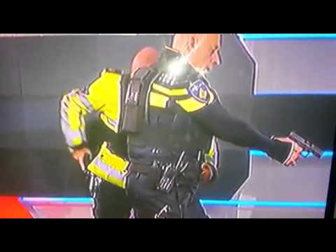 MAN MET PISTOOL DRINGT NOS JOURNAAL BINNEN