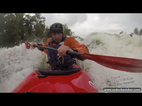 Kayak extrème sur l'Ardèche en crue (Ucel - Vogue)