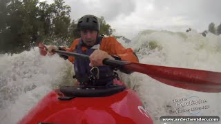 preview picture of video 'Kayak extrème sur l'Ardèche en crue (Ucel - Vogue)'