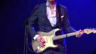 Bonamassa borrows Rory Gallagher&#39;s Stratocaster to play Sloe Gin at the Royal Albert Hall