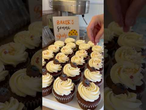 Cupcake decorating therapy 👌🏻 #cupcake #cupcakedecoration #relaxing #viralshort #fyp