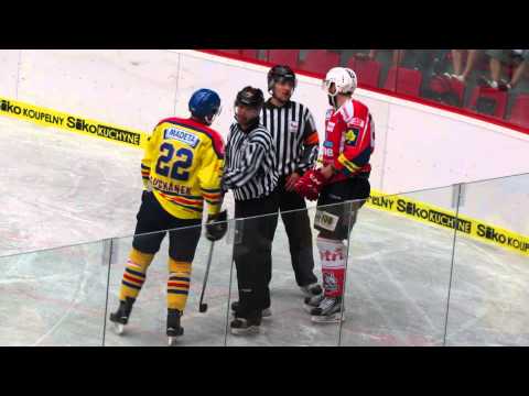 Jakub Suchánek a Tomáš Marcinko v debatě (Motor Č.B. - Pardubice 2:1), 2015