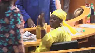 Grosse bagarre à l'assemblée entre la députée Amy Ndiaye et Massata Samb... Grosse bagarre à l'assemblée entre la députée Amy Ndiaye et Massata Samb...