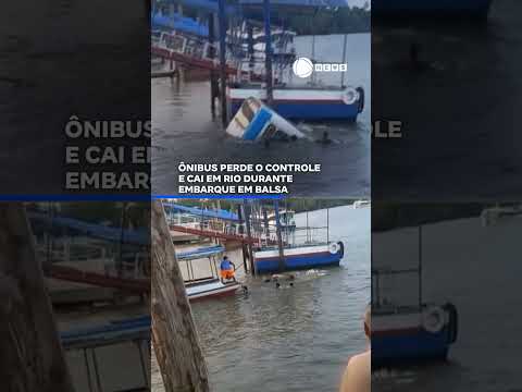 Ônibus perde o controle e cai em rio durante embarque em balsa