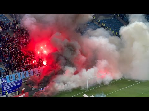 Show pirotehnic la FCU Craiova - CSU Craiova! Suporterii oaspetilor au aprins fumigene