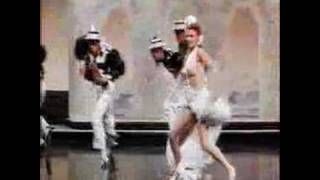 Рита Хейворт поет "You Excite Me"