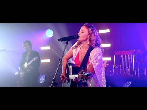 Karen Waldrup & Hellooo TV - Nobody's Running Away (Live)