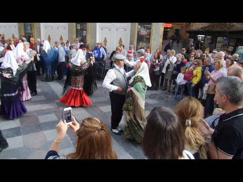 Chulapas y chulapos bailando chotis en San Isidro