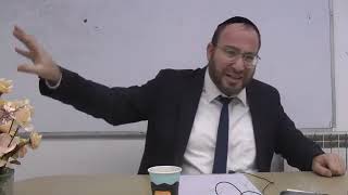 למה הוא מאושר   ביסוס האמונה חלק א  שיעור חובה!!! 1 (הרב עדיאל שפיגל) - התמונה מוצגת ישירות מתוך אתר האינטרנט יוטיוב. זכויות היוצרים בתמונה שייכות ליוצרה. קישור קרדיט למקור התוכן נמצא בתוך דף הסרטון