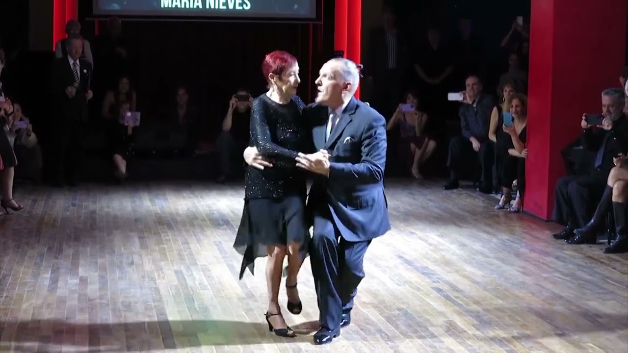María Nieves y Pancho Martínez Pey  bailan "De antaño" en Milonga Malena, en el Salón Marabú