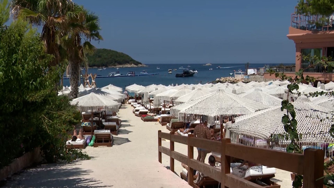 Plazhet e Ksamilit mbushen me pushues, uji kristal dhe natyra mahnitin vizitorët