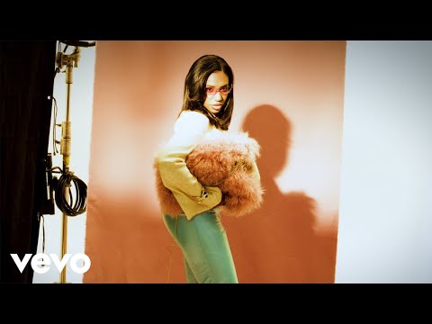 Yaya Bey - dream girl (Official Video)