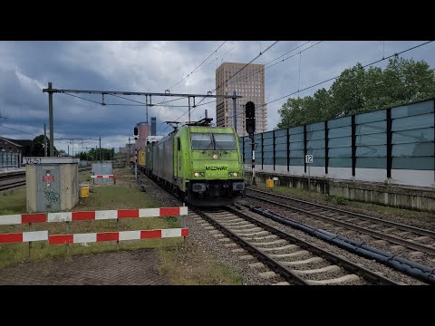 Medway 186 223 toeterend met de MSC Neuss Shuttle te Tilburg