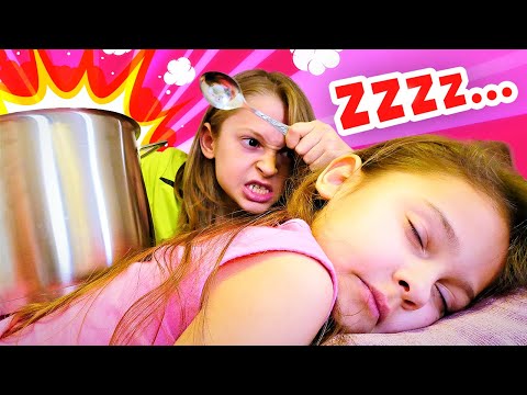 Selin lässt ihren Bruder nicht schlafen. Lustige Geschwister Show. Spielzeug Video für Kinder