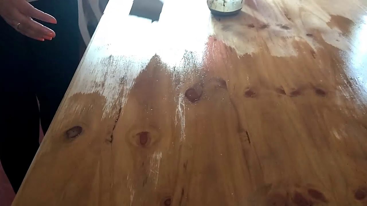 Pintar mesa de pino con barniz al agua natural