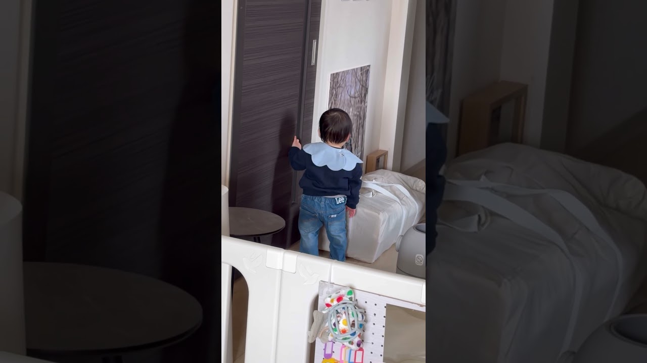パパが戻ってくるのをドアの前で待ってる🥹🩷ベビーベッド卒業したから置いてある🤣#1歳 #パパと息子