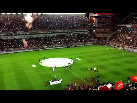 "Salida de los equipo y recibimiento Independiente 2 - Racing 0 (Fecha 24)" Barra: La Barra del Rojo • Club: Independiente