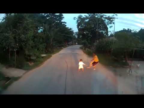 May mắn tài xế phản ứng nhanh khi bé bất ngờ chạy sang đường