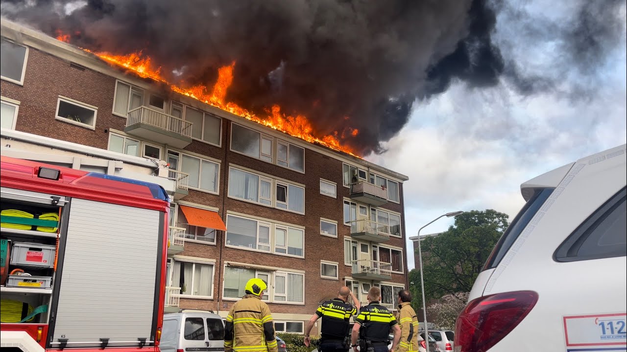 [GRIP 1] Zeer Grote Brand Aan De Troelstraweg In Dordrecht | Hulpdiensten Rukken Massaal Uit