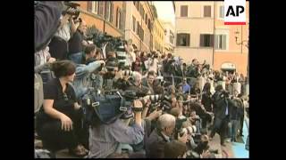 Liza Minnelli performs for fans at Rome&#39;s Trevi Fountain