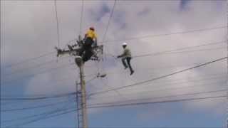 Trabajo insólito, Reparando cables de alta tensión