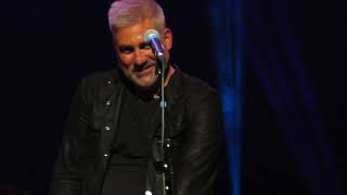 Taylor Hicks covers Takin&#39; It To The Streets