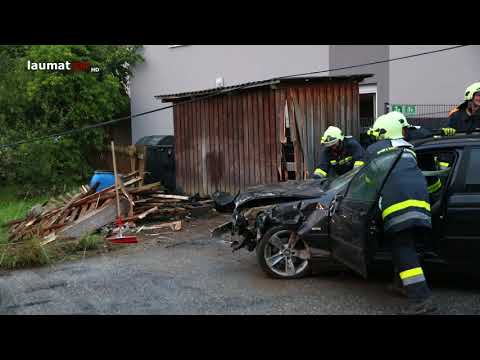 Autolenker kracht bei Unfall in Weißkirchen an der Traun gegen Telefonmasten und Zaun