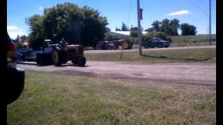 preview picture of video 'Minneapolis Moline Z Pulling Tractor at Zearing, Iowa 07/28/2013'