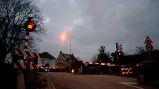 preview picture of video 'Dutch Railroad Crossing/ Level Crossing/ Spoorwegovergang Schin op geul'