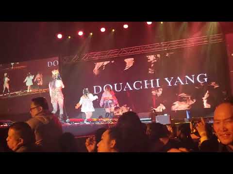 Douachi, Treasure, Kalia Universe sing "Nyiaj, Tsheb, Tsev" @Hmong Nouveau 2022