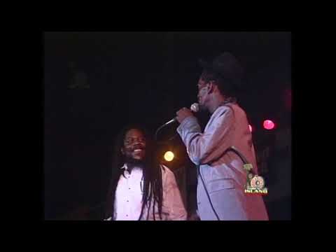 Gregory Isaacs & Dennis Brown - Easy Life / Raggamuffin ( National Arena, Jamaica ).