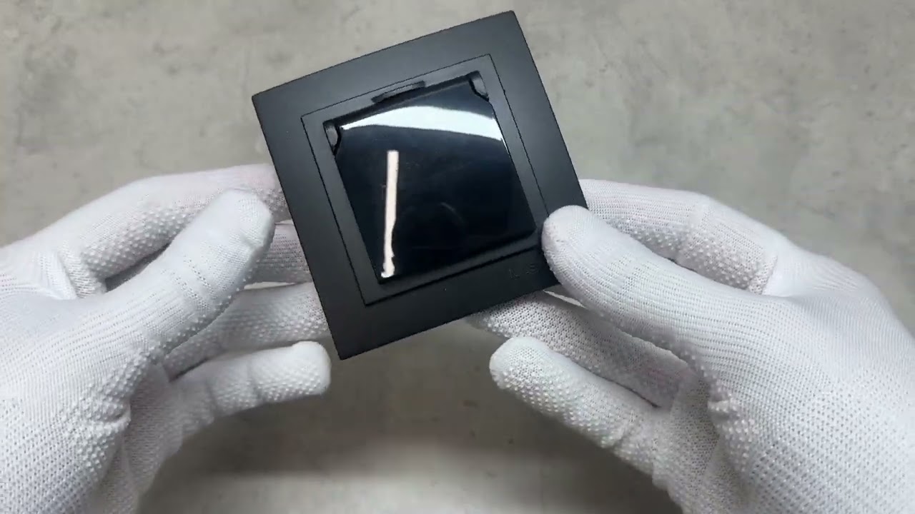 Розетка одинарна з/з з кришкою NILSON Touran чорна матова 24381018