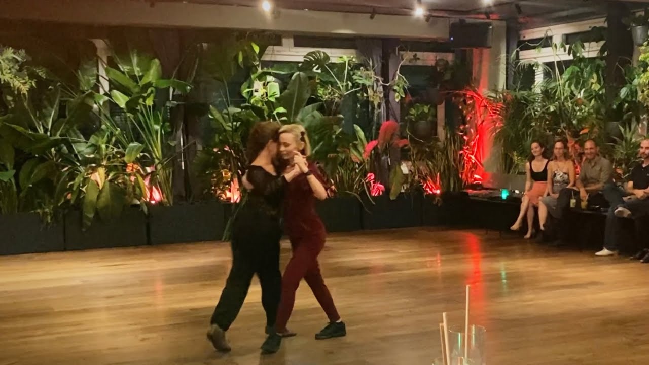 Silvina Valz and Angela Baciu dancing d‘Arienzo