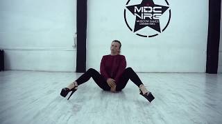 Акробатика және секс бейнелері Еркек жігітті тракциялайды