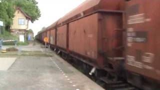 preview picture of video '232 635-3 beschleunigt ihren Zug laut heulend hinaus aus Halberstadt'