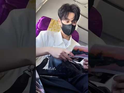 Tian Xuning is looking at a photo of Ziyu🤧 such deep ❤  #ziyu #tianxuning