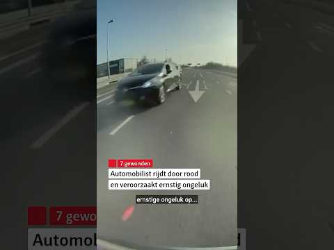 Zwarte Renault rijdt door rood en botst op afslaande auto #maarssen #utrecht