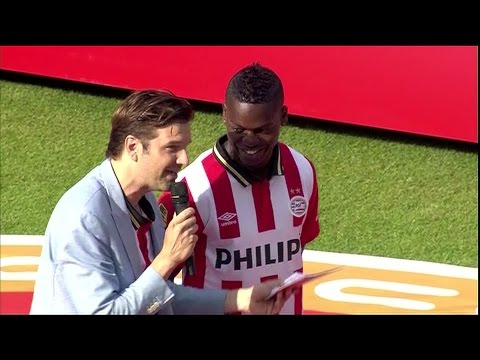 Nicolas Isimat-Mirin kan het niet laten en zingt weer eens zijn hit