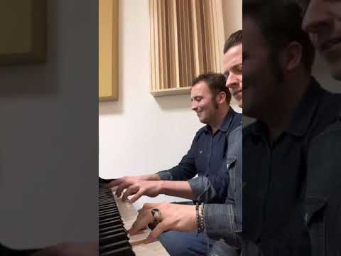 Matthew Lee improvvisa con Raphael Gualazzi durante una pausa