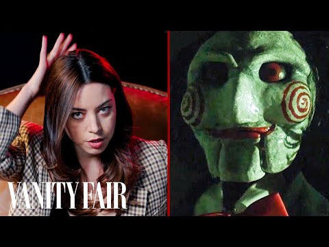 オーブリー・プラザが映画から不気味な人形をレビュー｜ヴァニティ・フェア (Aubrey Plaza Reviews Creepy Dolls from Movies | Vanity Fair)