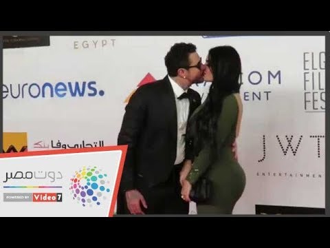 قبلة ساخنة وأحضان مثيرة بين أحمد الفيشاوى وزوجته على السجادة الحمراء