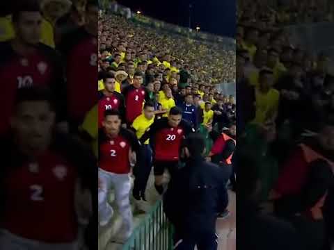 فضيحة كروية! 😱 لحظة رشق لاعبي الجيش بالقارورات من جمهور القبايل روينة