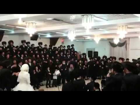 Beis Yitzchok Spinke Rebbe Shlita Dancing Mitzvah Tantz At