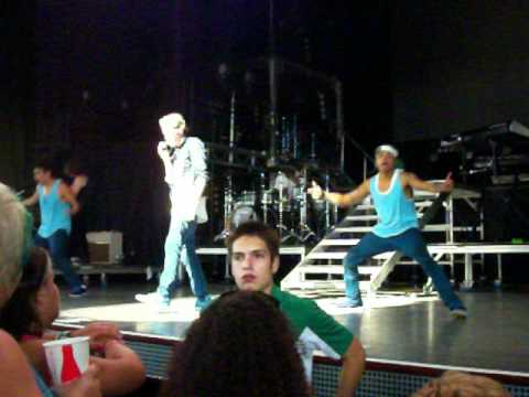 Cody Simpson - iYiYi (Cincinnati 7-8-12)
